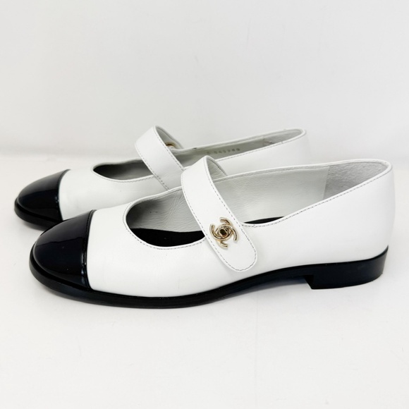 Chanel CC Logo Flats - Picture 3 of 7